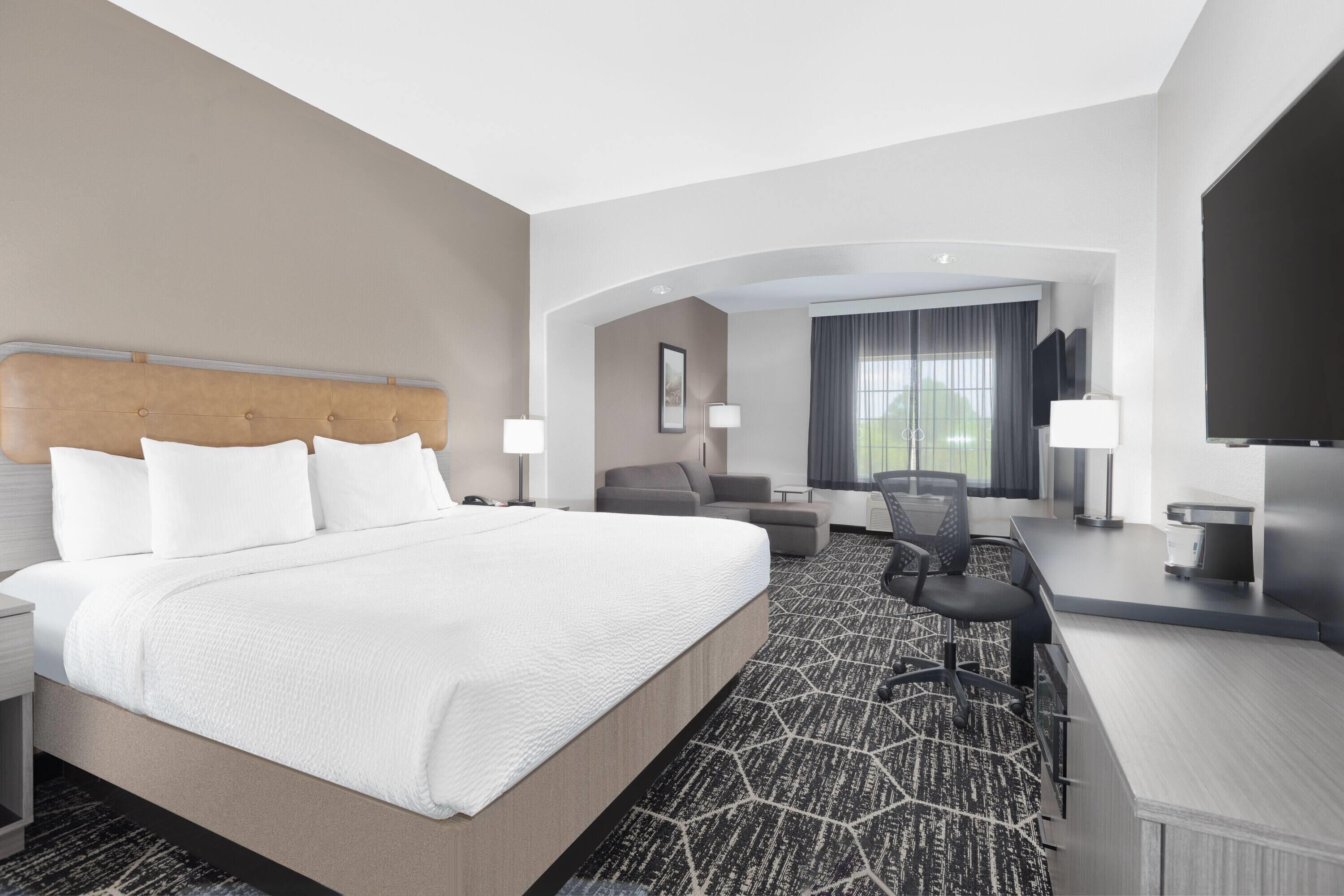 Deluxe Suite, 1 King Bed, Accessible, Non Smoking (Tub with Grab Bars)