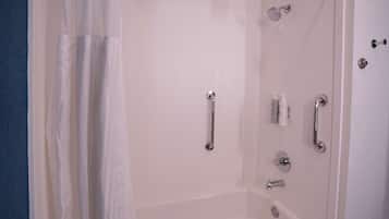 Un baño con bañera, ducha e inodoro.