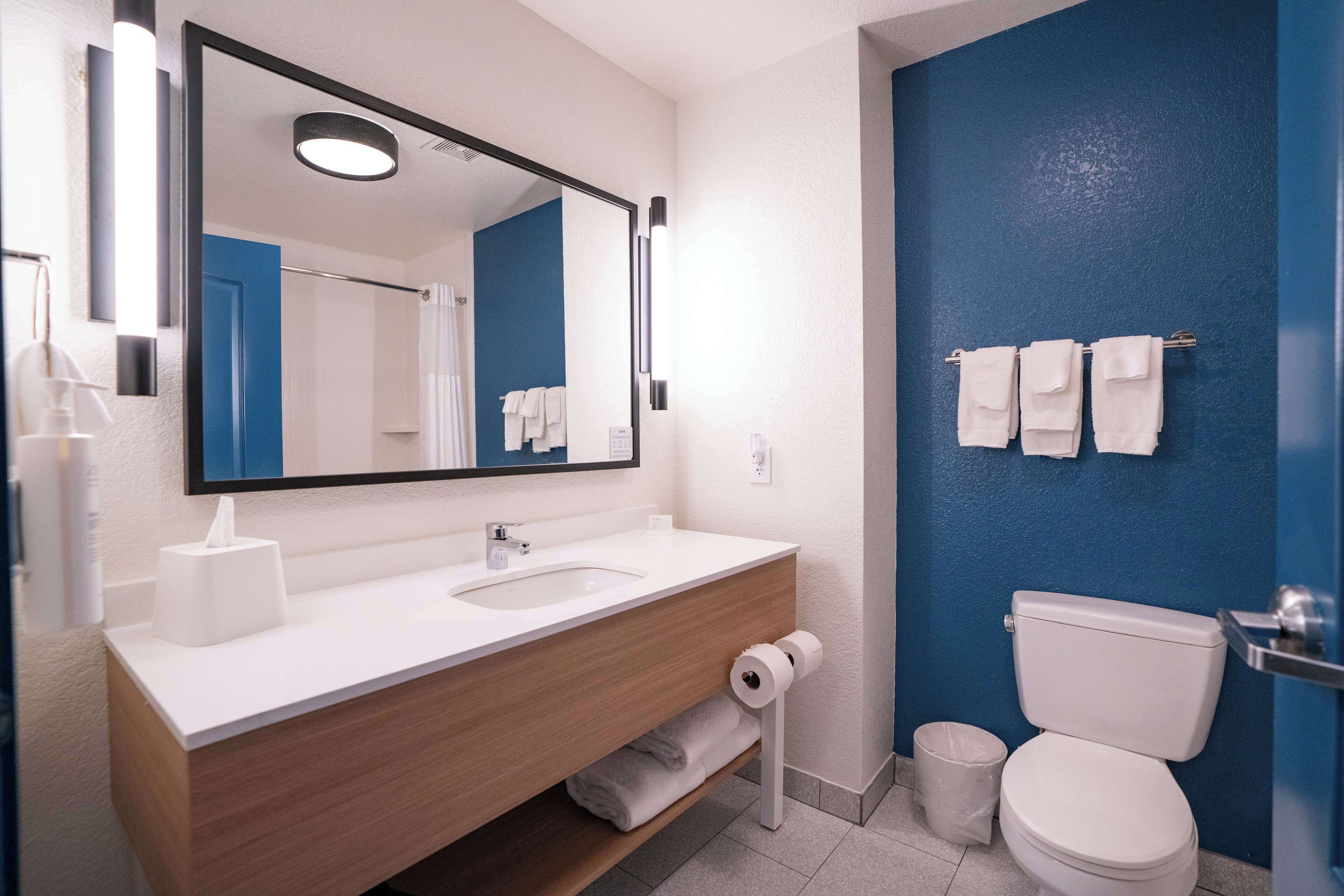 Bathtub, free toiletries, hair dryer, towels