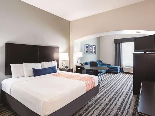 Premium bedding, desk, iron/ironing board, free WiFi