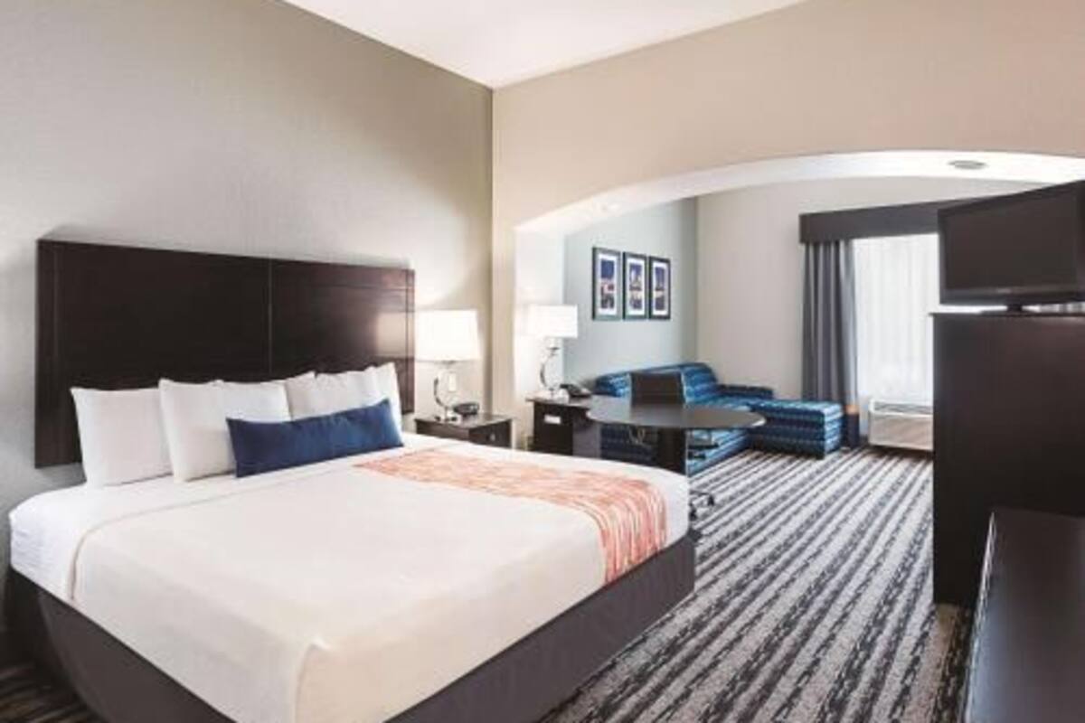 Premium bedding, desk, iron/ironing board, free WiFi