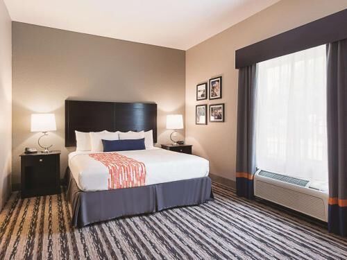 Premium bedding, desk, iron/ironing board, free WiFi