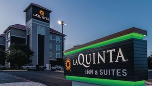 A hotel sign with the name "La Quinta Inn & Suites" and a sun logo. - La Quinta Inn & Suites by Wyndham San Antonio Northwest (San Antonio)