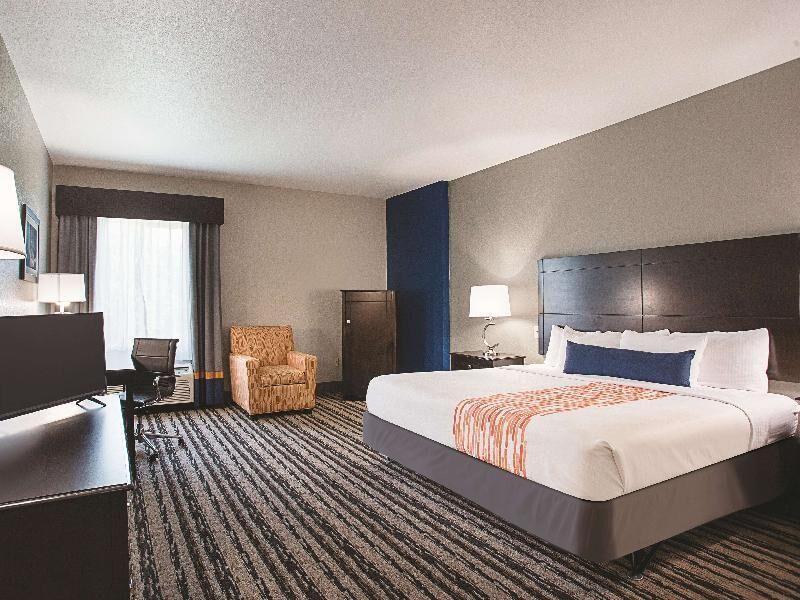 Premium bedding, desk, iron/ironing board, free WiFi