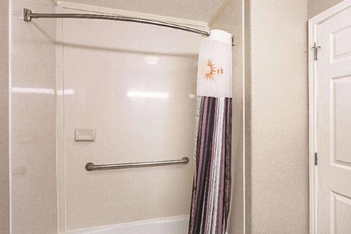 Bathroom | Combined shower/bathtub, free toiletries, hair dryer, towels