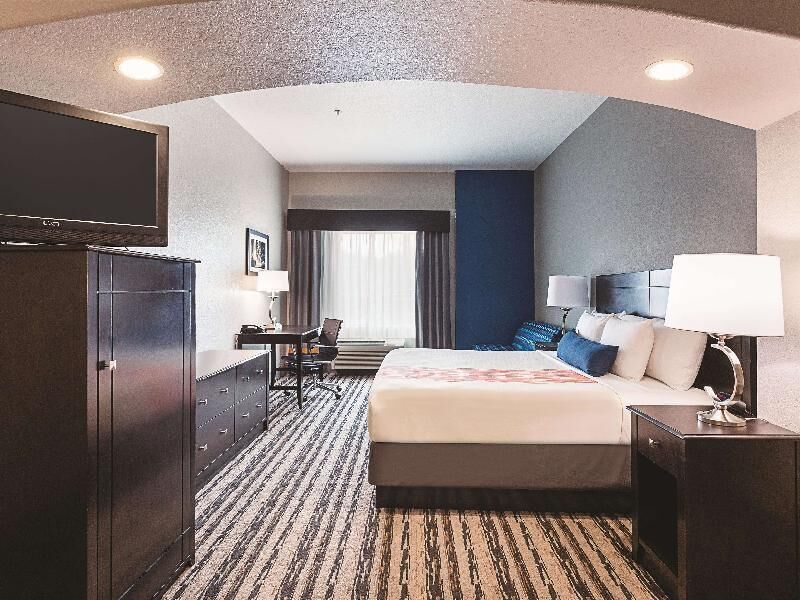 Premium bedding, desk, iron/ironing board, free WiFi