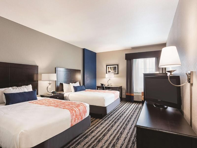 Premium bedding, desk, iron/ironing board, free WiFi