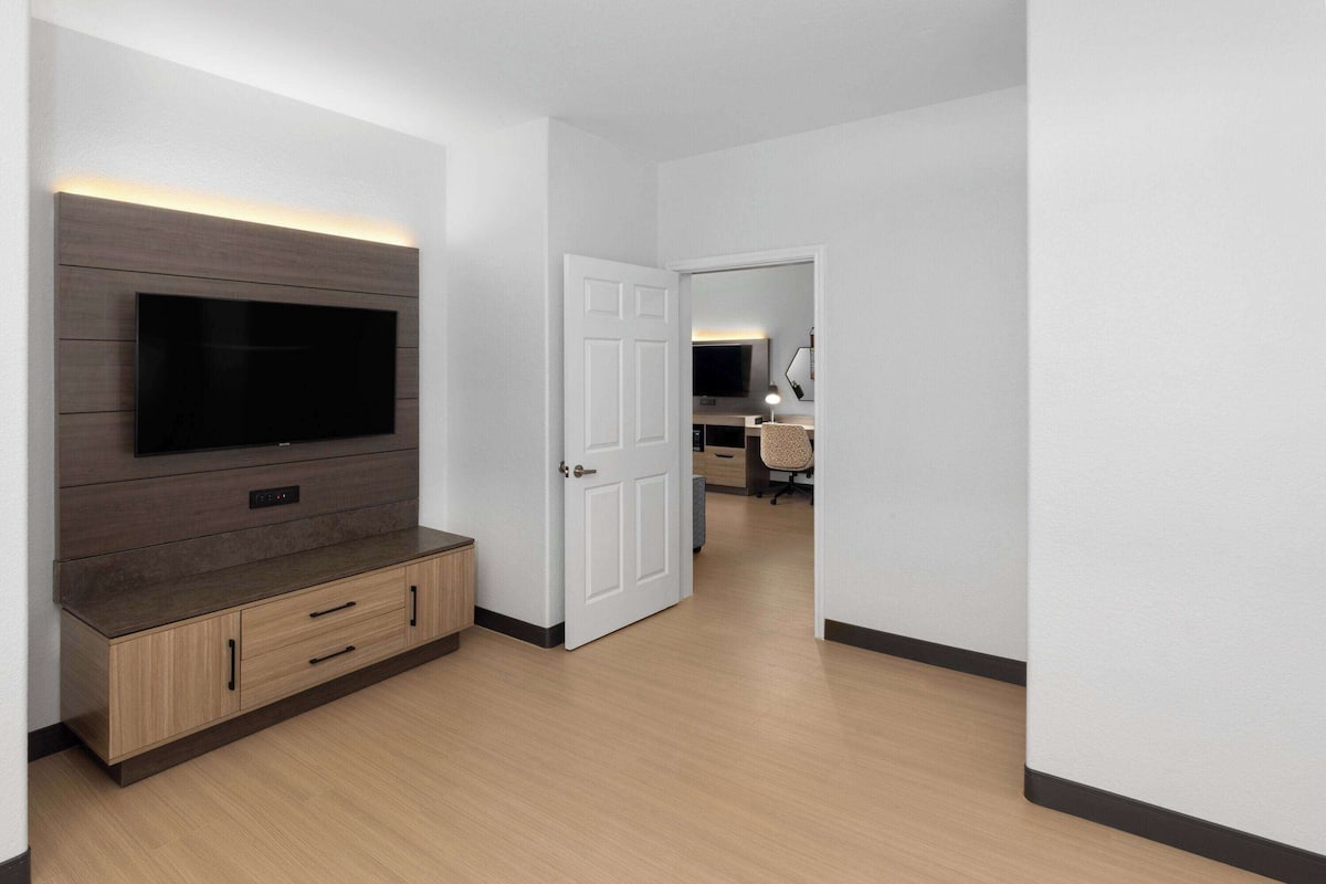 Deluxe Suite, 1 King Bed, Accessible, Non Smoking (Mobility,Hearing,Roll-In Shower) | Premium bedding, desk, iron/ironing board, free WiFi