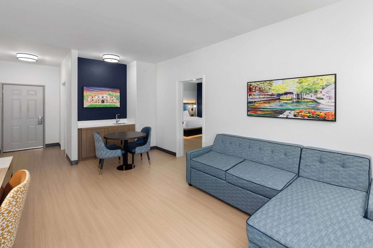 Deluxe Suite, 1 King Bed, Non Smoking (Deluxe Family Suite) | Premium bedding, desk, iron/ironing board, free WiFi