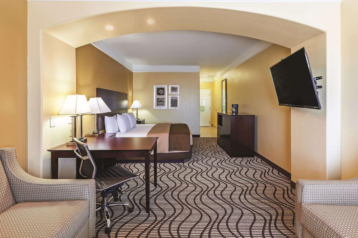 Premium bedding, desk, iron/ironing board, free cribs/infant beds