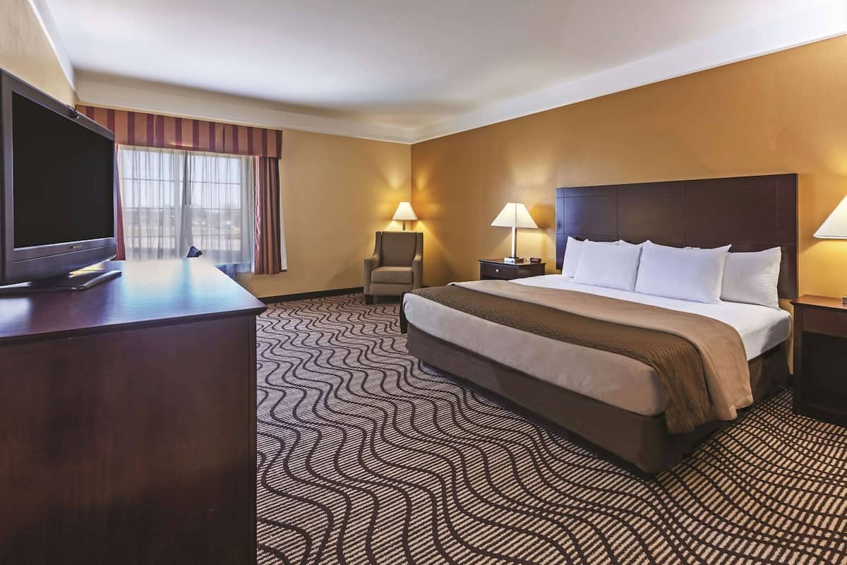 Premium bedding, desk, iron/ironing board, free cribs/infant beds