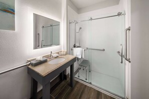 Combined shower/bathtub, free toiletries, hair dryer, towels