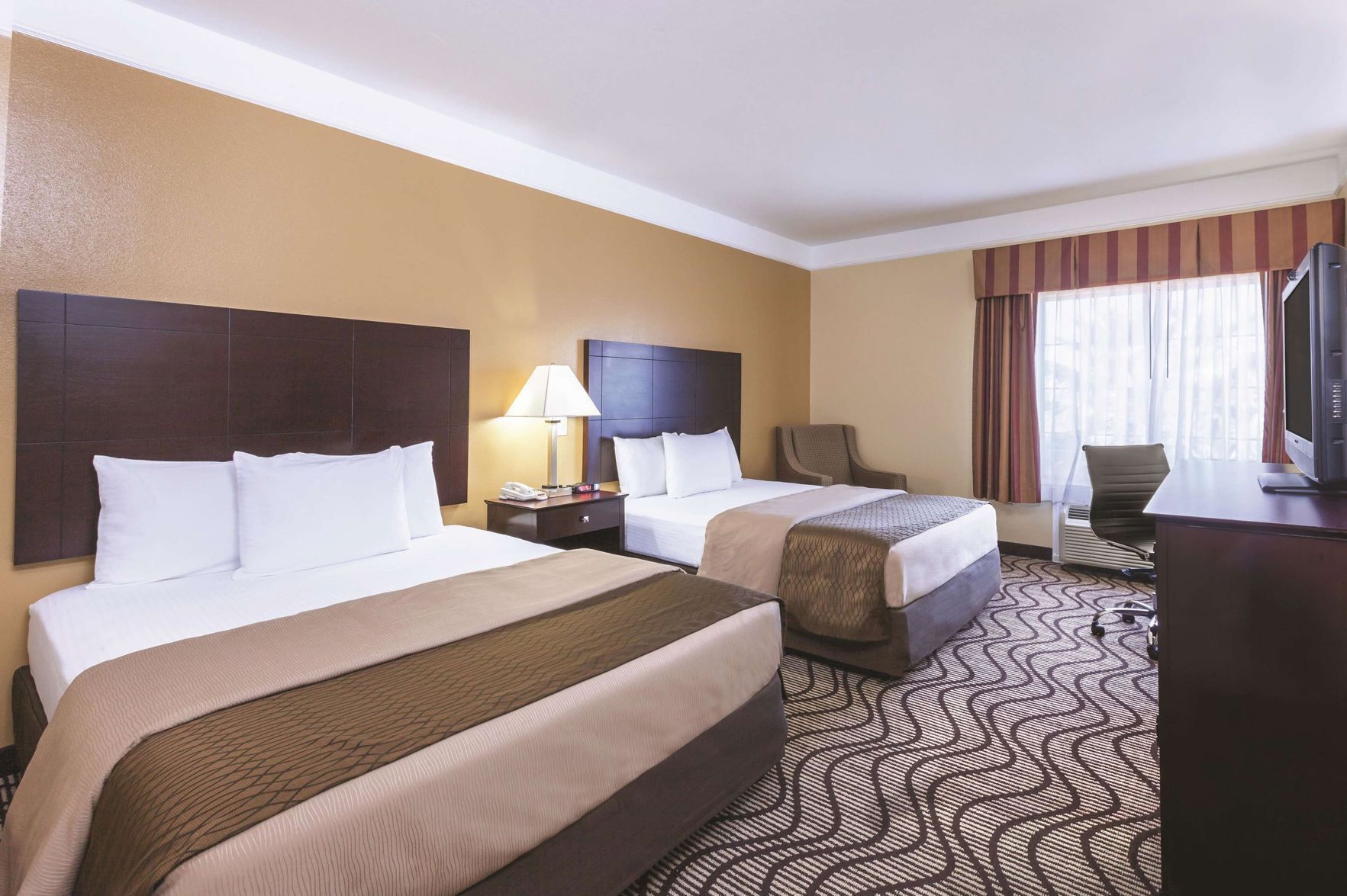 Premium bedding, desk, iron/ironing board, free cots/infant beds