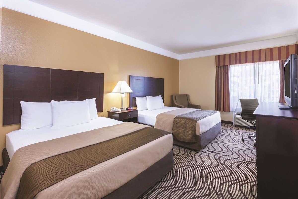 Premium bedding, desk, iron/ironing board, free cribs/infant beds