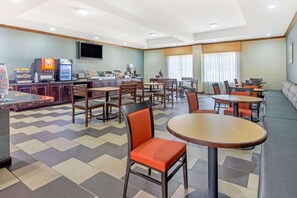 Free daily buffet breakfast - La Quinta Inn & Suites by Wyndham Glen Rose (Glen Rose)