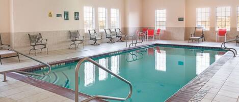 Alberca techada y camastros