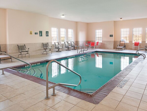 Indoor pool, sun loungers - La Quinta Inn & Suites by Wyndham Glen Rose (Glen Rose)