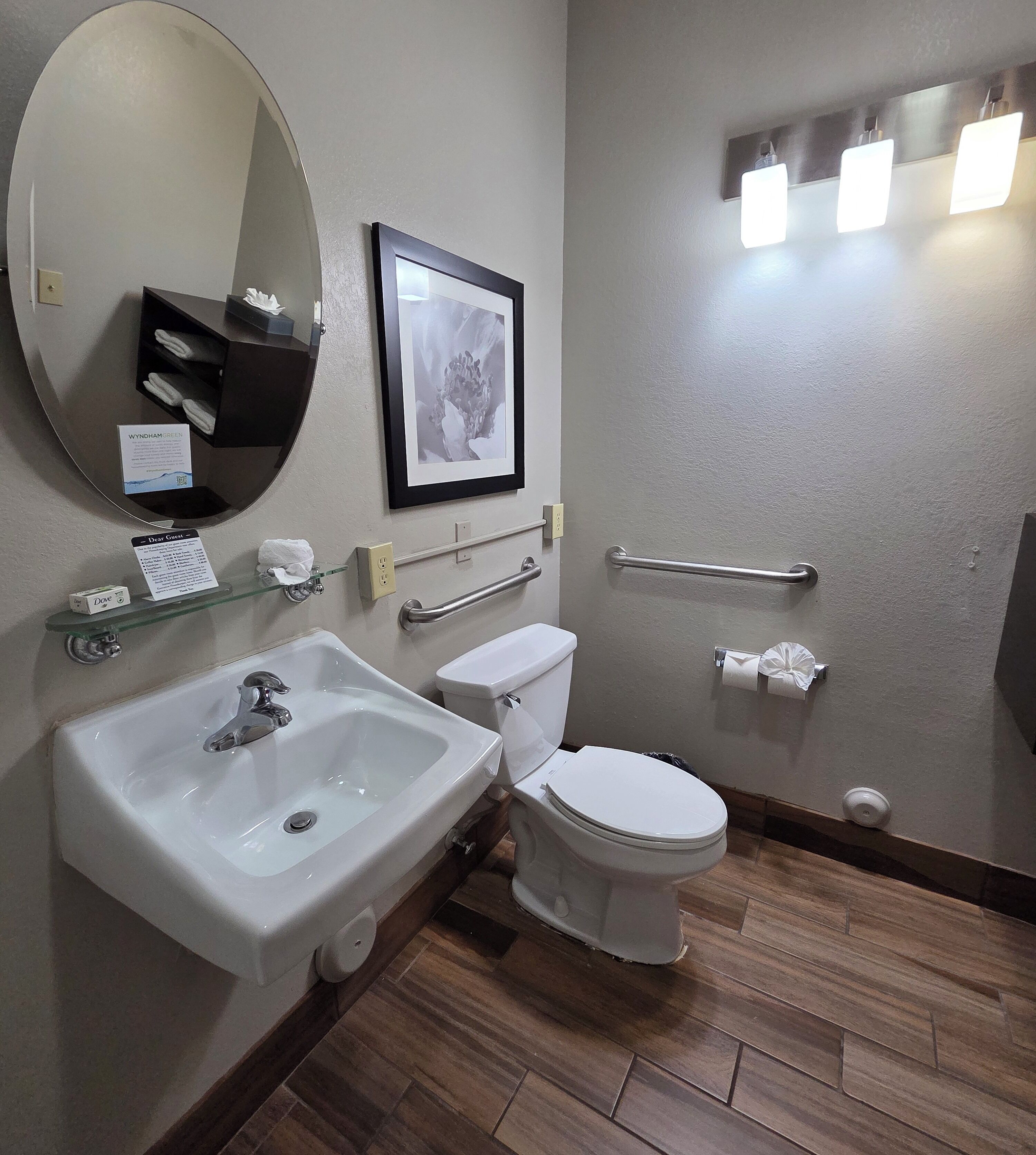 Deluxe Room, 1 King Bed, Accessible, Non Smoking (Mobility/Hearing Impaired Accessible) | Bathroom | Free toiletries, hair dryer, towels