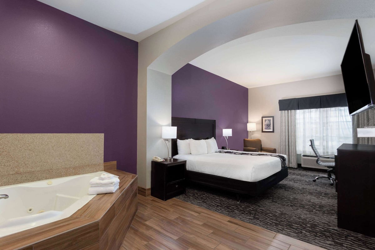Suite monolocale Deluxe, 1 letto king | Biancheria da letto di alta qualità, una cassaforte in camera