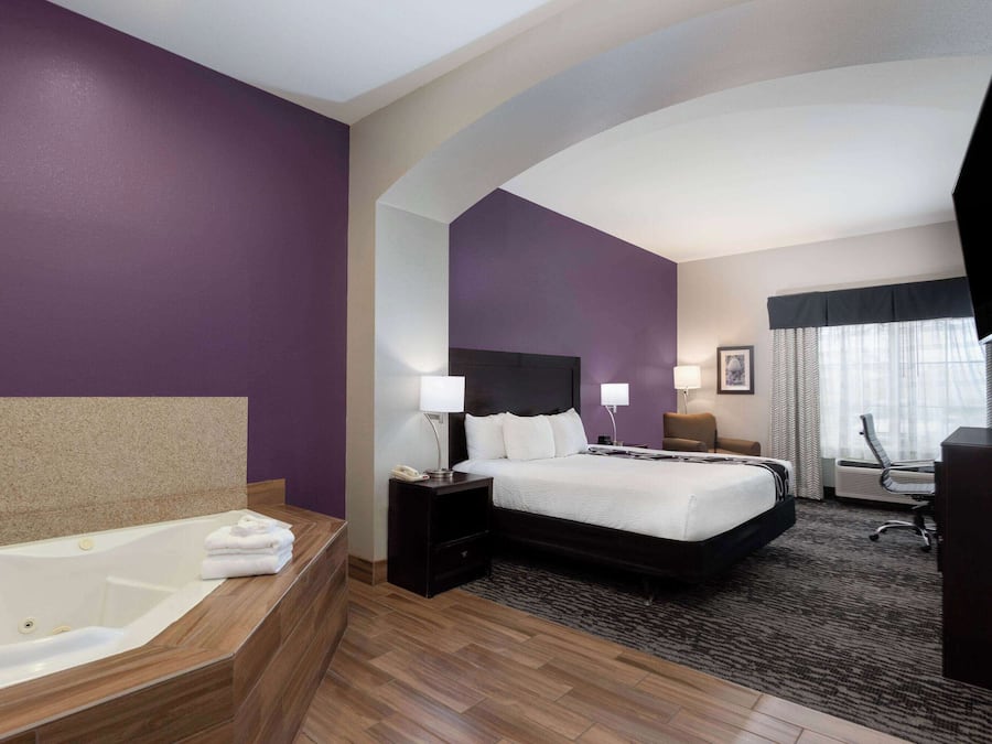 Deluxe Studio Suite, 1 King Bed | Premium bedding, in-room safe, desk, soundproofing