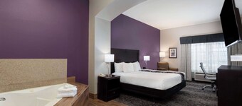 La Quinta Inn & Suites by Wyndham Huntsville Airport Madison