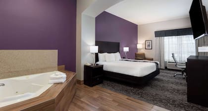 La Quinta Inn & Suites by Wyndham Huntsville Airport Madison