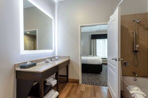 Amenidades de baño gratuitas, secadora de cabello, toallas 