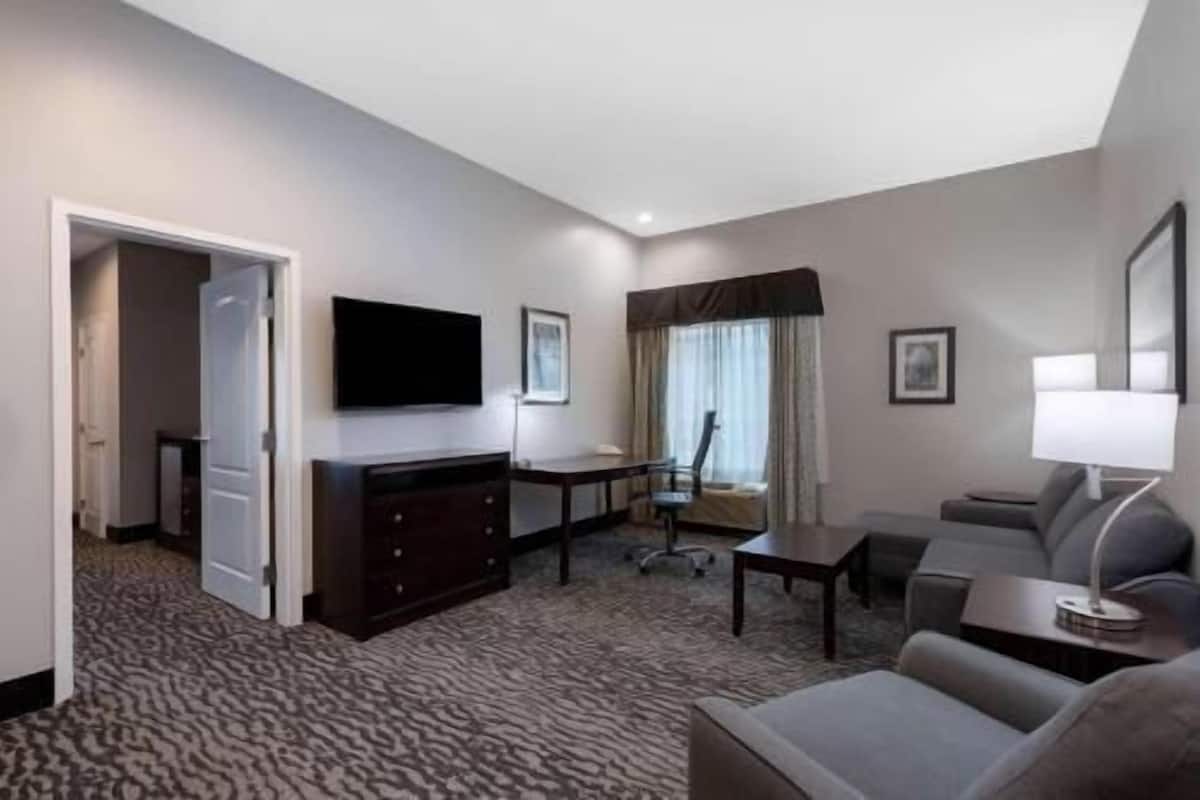 Living area | 37-inch flat-screen TV with cable channels, TV