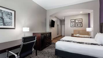 Deluxe studio suite, 1 kingsize bed | Luxe beddengoed, een kluis op de kamer, een bureau, geluiddichte muren