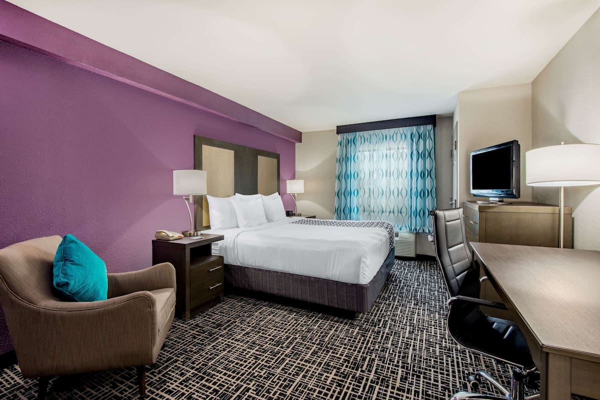 Deluxe Room, 1 King Bed, Non Smoking | Premium bedding, desk, blackout drapes, cribs/infant beds