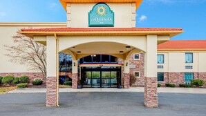 L’extérieur du La Quinta Inn se distingue par son entrée bien visible, une enseigne bien en évidence et une façade en briques.