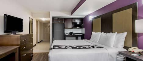 Habitación Deluxe, 1 cama King size, con acceso para personas discapacitadas (Mobility Accessible) | Ropa de cama de alta calidad, escritorio, cortinas blackout y cunas