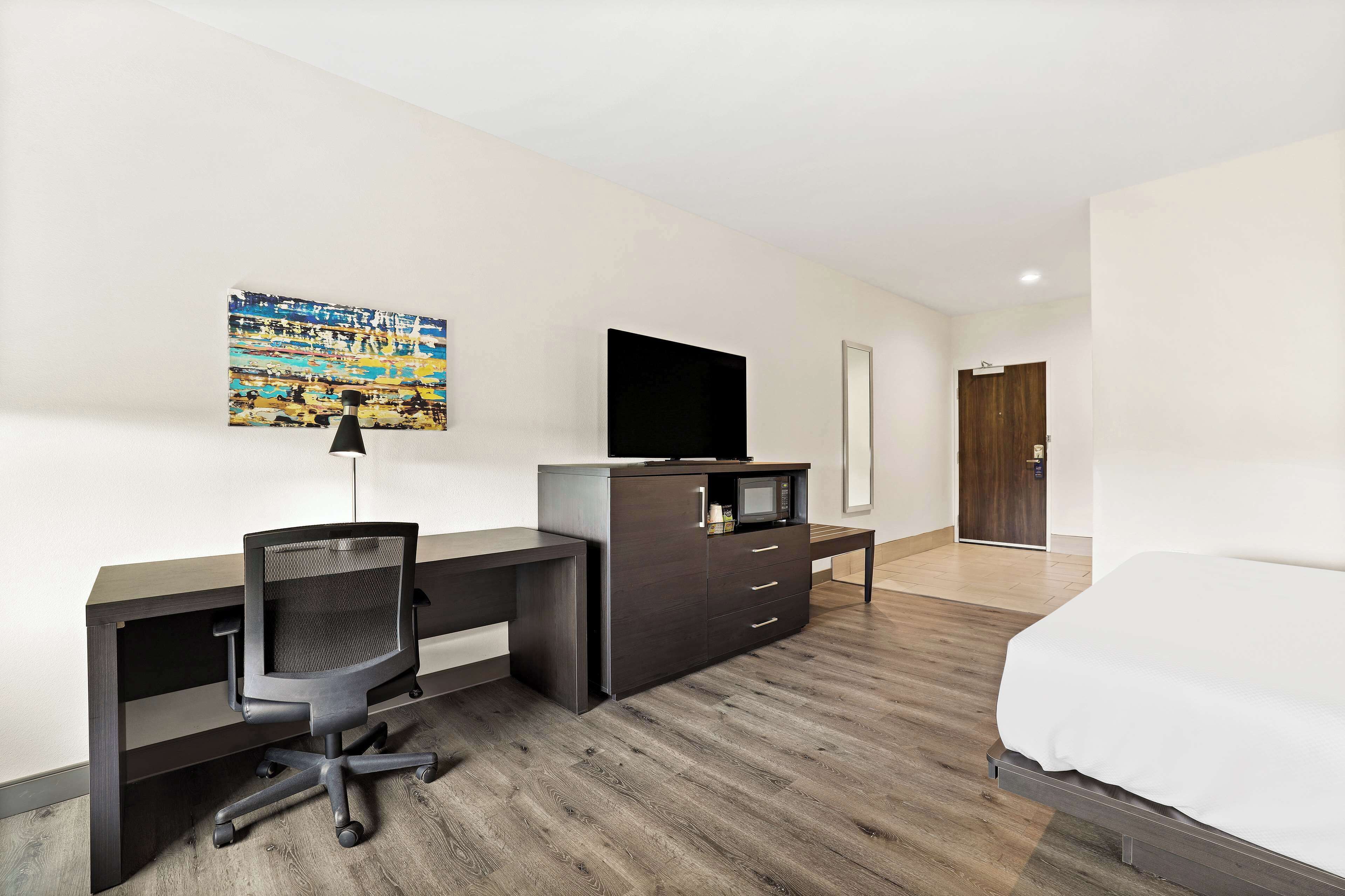 standard room, 1 king bed, accessible, refrigerator & microwave | premium bedding, desk, laptop workspace, iron/ironing board