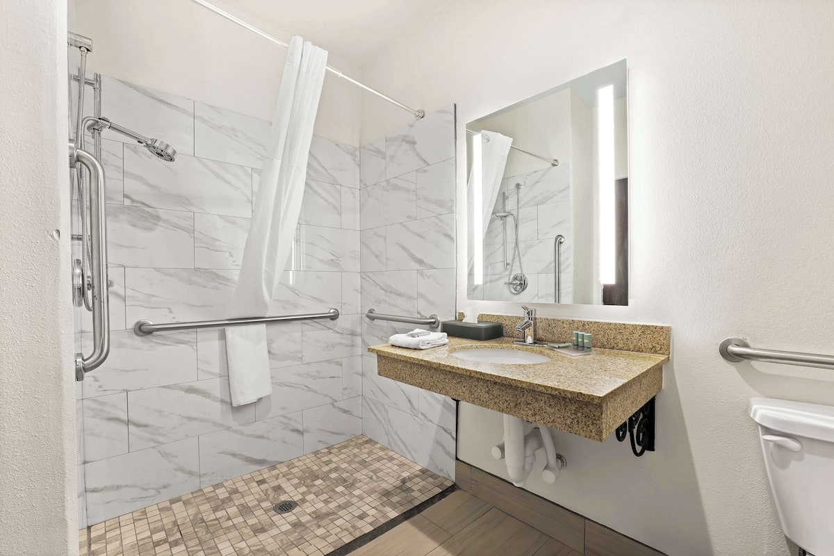 suite, 1 king bed, accessible, refrigerator & microwave | bathroom | combined shower/bathtub, free toiletries, hair dryer, towels
