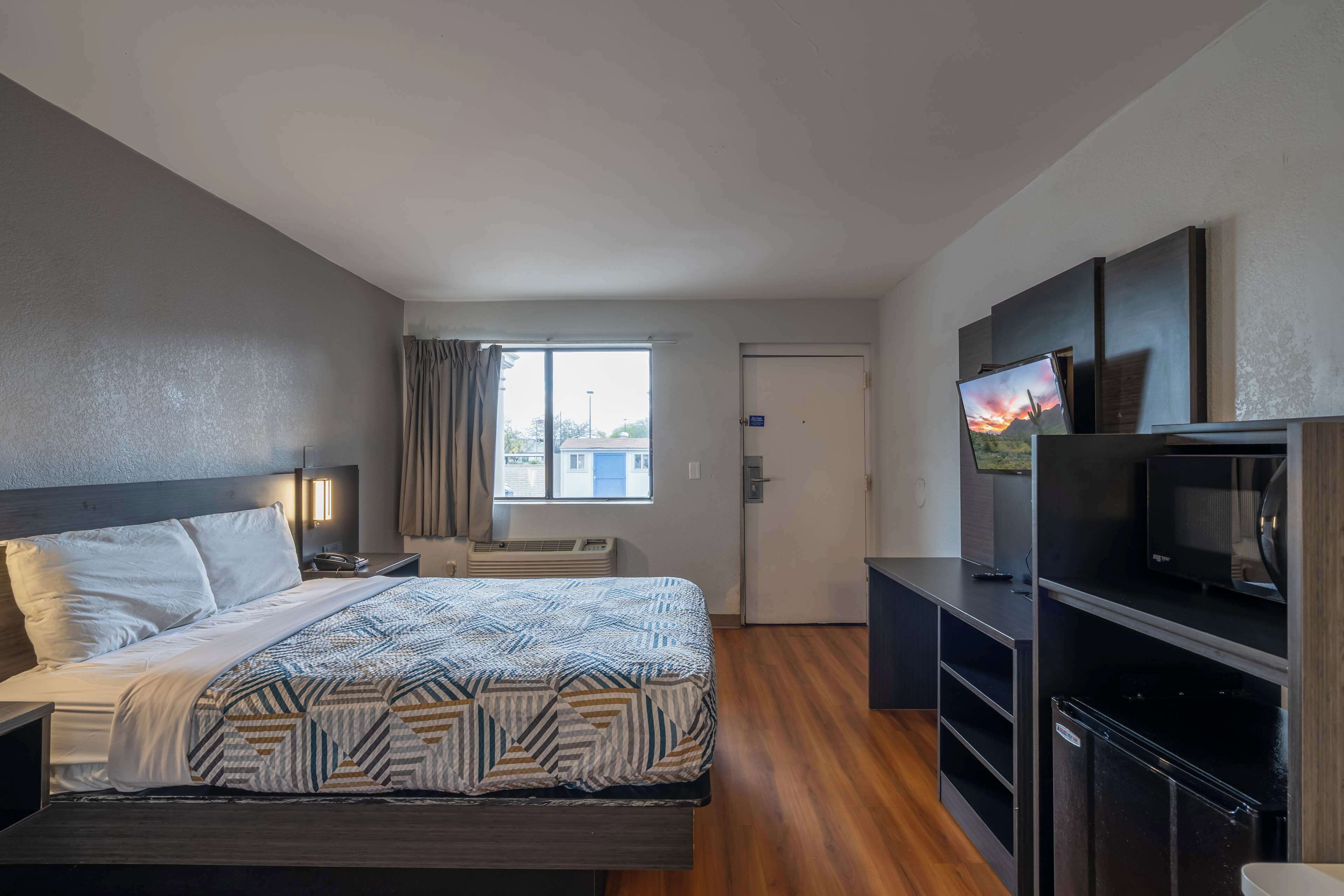 标准房, 1 张特大床, 吸烟房 | 床单、闹钟