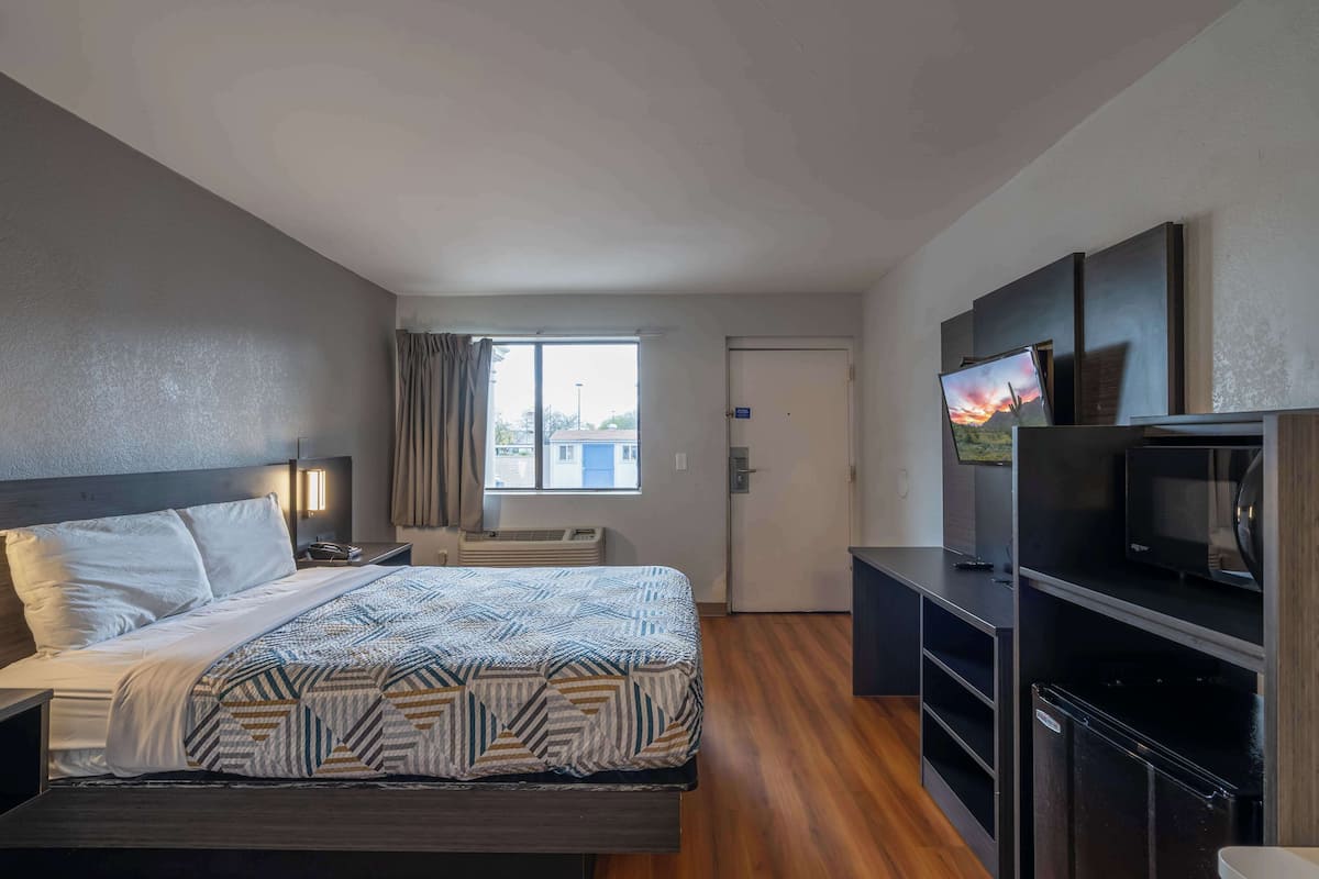 Rom – standard, 1 kingsize-seng, røyk | Sengetøy og vekkerklokke