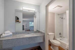 Combined shower/tub, towels - Motel 6 Chandler, AZ (Chandler)