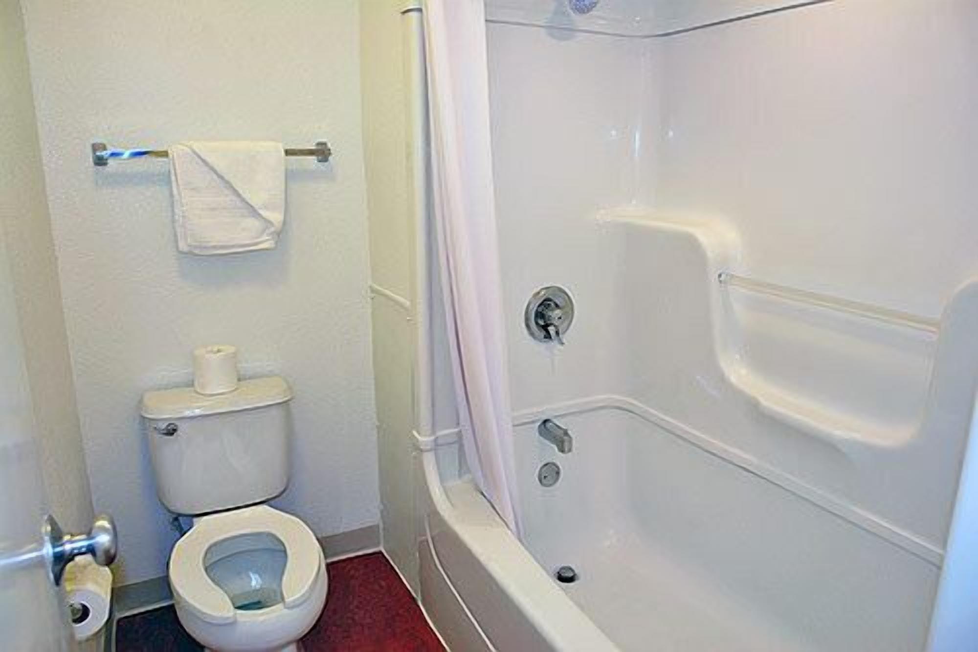 Kombinert dusj/badekar og håndklær