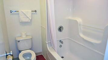 Kombinert dusj/badekar og håndklær