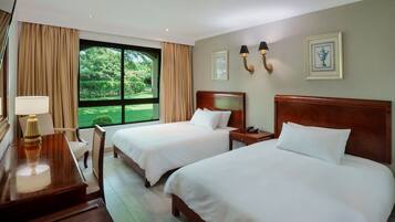 Quarto, 2 camas Queen, vista para o jardim | 1 quarto, edredons de pluma, cofres nos quartos, escrivaninha