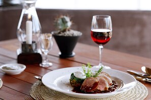 Sarapan dihidangkan, tempat makan di kawasan terbuka 