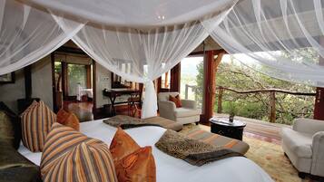 مأكولات ومشروبات مجانية في الميني بار وخزنة داخل الغرفة ومكتب