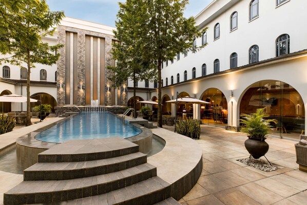 Outdoor pool, pool umbrellas, sun loungers