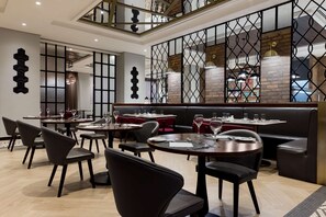 Tägliches Frühstücksbuffet (21 USD pro Person)