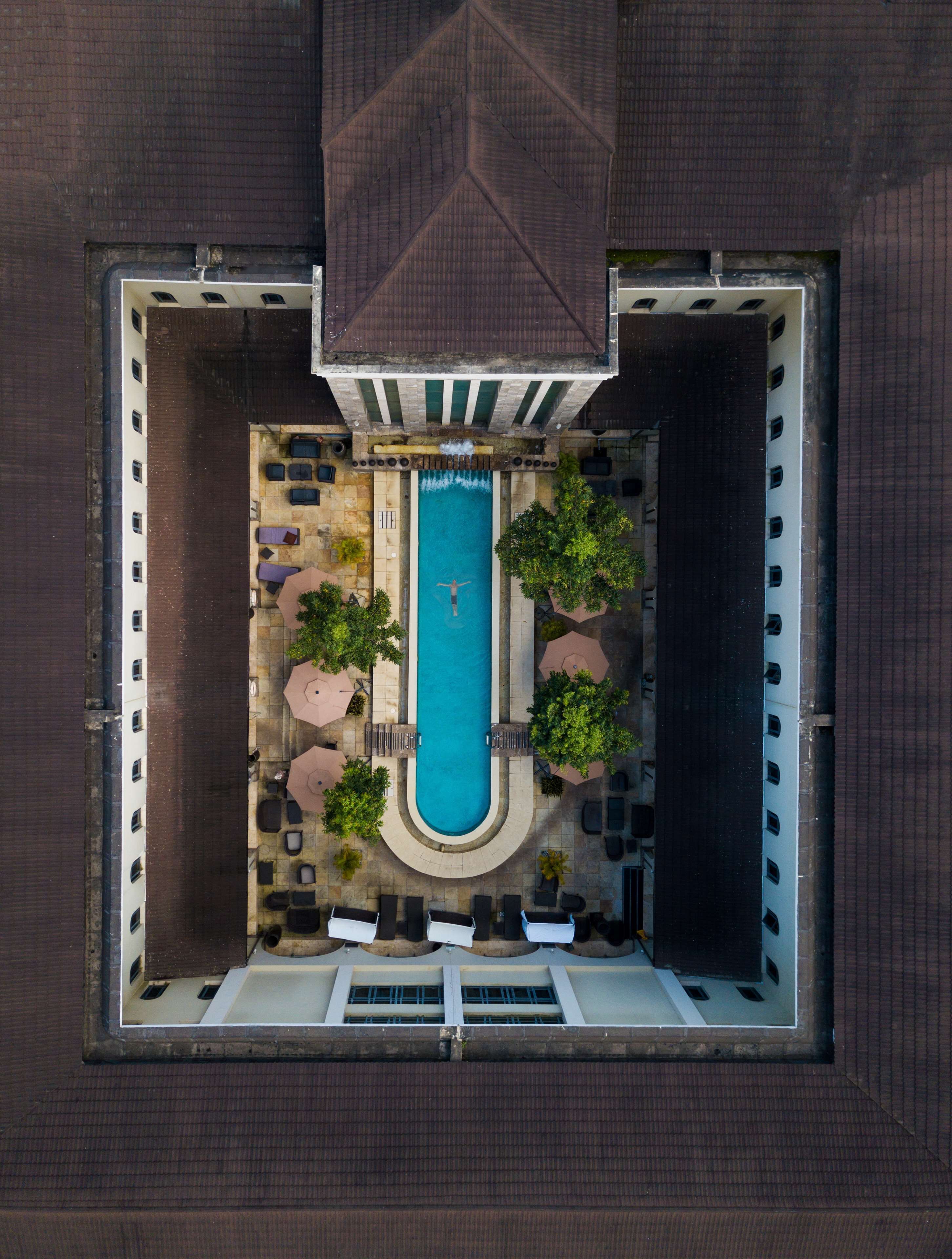 Außenpool, Sonnenschirme, Liegestühle