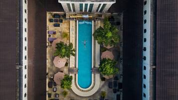 AuĂenpool, Sonnenschirme, LiegestĂŒhle