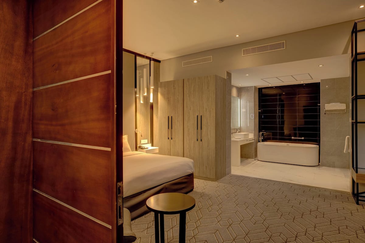Suite, Pool View