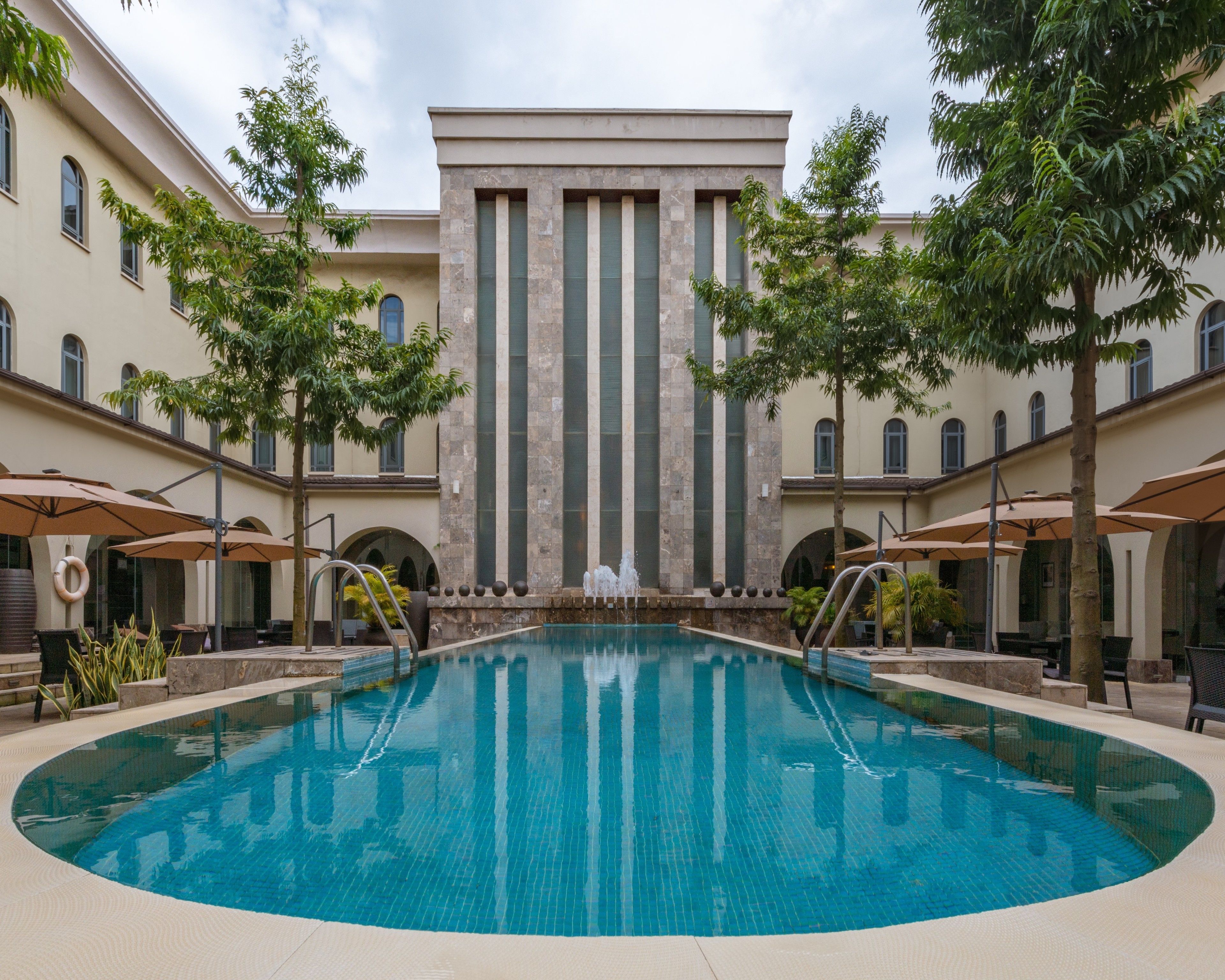 Außenpool, Sonnenschirme, Liegestühle