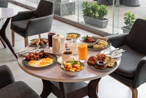 2 restaurants; breakfast, lunch, and dinner served