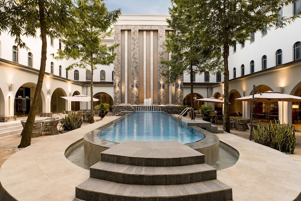 Outdoor pool, pool umbrellas, sun loungers